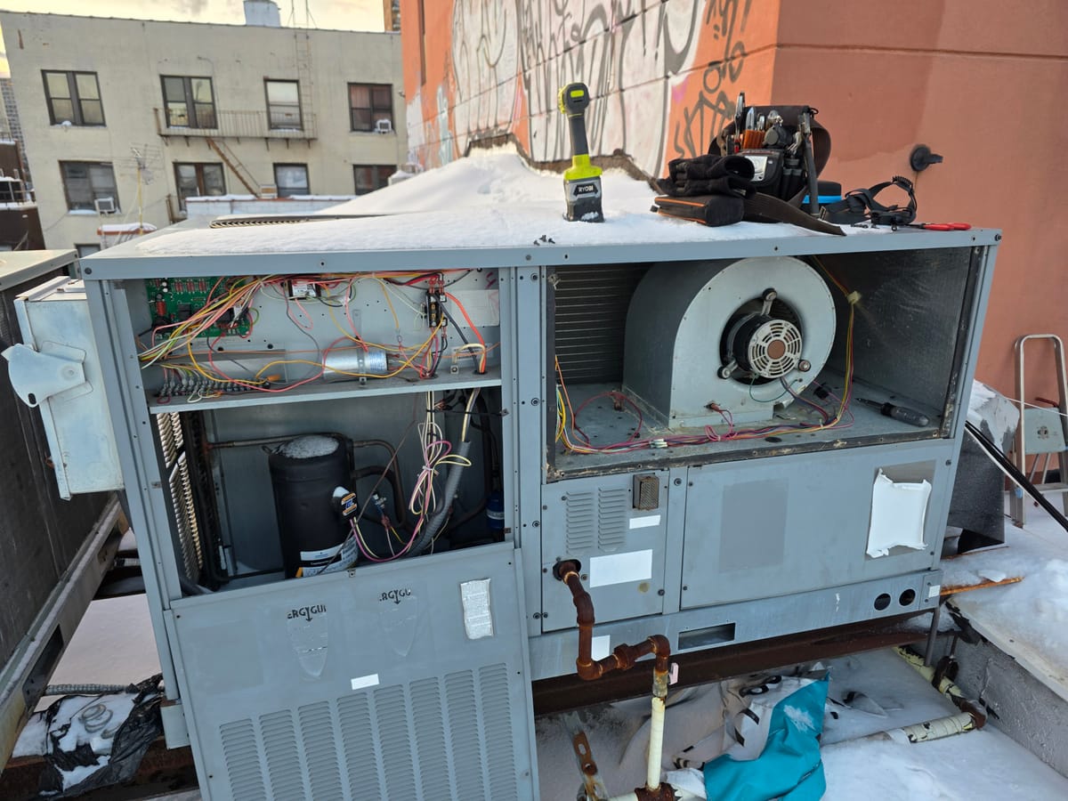 Capacitance meter showing 18.90uF reading during diagnostics